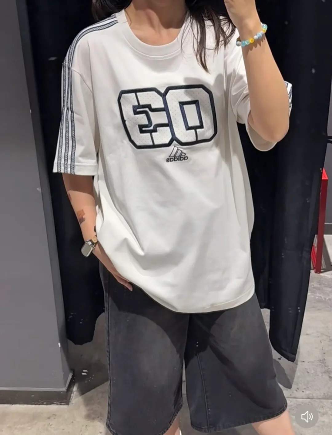 Watermark-free upper body renderings 𝟬𝟱𝟰𝟯#Exclusive real shot/difference between various stolen pictures and online version on the market [𝗮𝗱𝗶𝗱𝗮𝘀 Adidas Trefoil men's and women's digital embroidery sports loose round neck T-shirt short sleeves, selected soft cotton fabric, skin-friendly, Breathable, super comfortable to wear. ✅Full set of 1:1 customized accessories ➕Customized three-label ➕𝗬𝘂𝗮𝗻 version hang tag ➕𝗹𝗼𝗴𝗼 packaging bag🔥 ➕Scan the tag to enter the official website. ✅Top version, ins Xiaohongshu Kuaishou = lots of bloggers wear it. ✅Adidas’ absolute Hot Sale star Same Style Details are online, feel free to compare! The iconic Adidas logo embellishes the chest, highlighting the brand's charm. Fixed color and classic three-bar stripes, classic will never go out of style! Versatile is not picky, the original model is perfect for the upper body, so buy it with your eyes closed! ✅The striped elements on both sides of the sleeves add a sporty and fashionable feel, making it easily adaptable to various sports or daily leisure scenes. Whether you are running for fitness or hanging out on the street, it can keep you full of energy without losing the sense of fashion. ✅Complete sizes to meet the needs of different body shapes! Color; White Black Size S-XXL